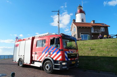 Hollanda Urk Flevoland Nisan 2017, Yeni Hollanda kırmızı itfaiye aracı, itfaiye aracı deniz fenerinin yazı tipinde duruyor., 