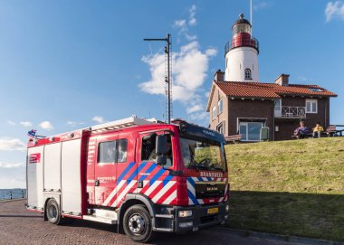 Hollanda Urk Flevoland Nisan 2017, Yeni Hollanda kırmızı itfaiye aracı, itfaiye aracı deniz fenerinin yazı tipinde duruyor., 