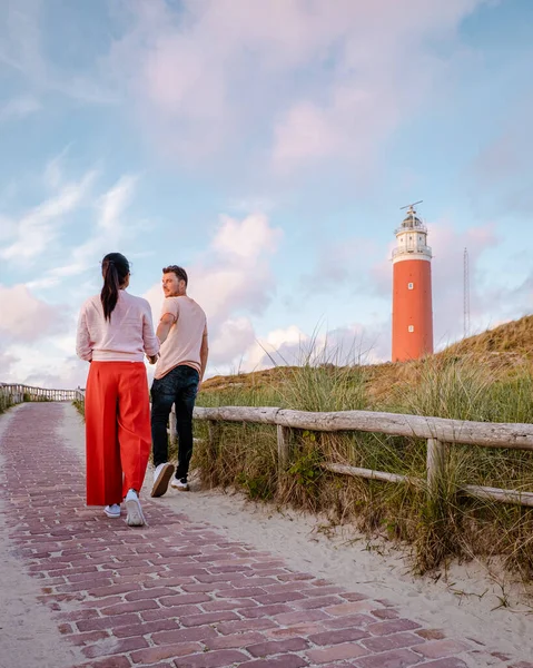 Faro de Texel al atardecer Países Bajos Dutch Island Texel, pareja visita el faro, hombres y mujeres de vacaciones Texel —  Fotos de Stock