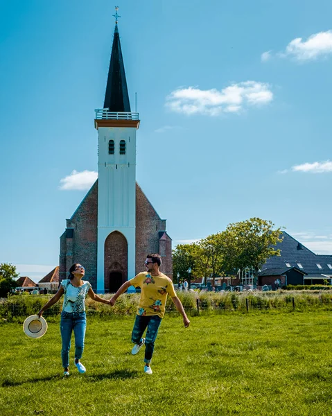 Белая церковь Den Hoorn Texel Netherlands, красивая церковь в деревне Den Hoorn Texel Holland — стоковое фото