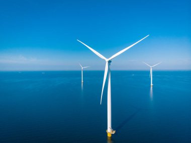 Hava manzaralı rüzgar türbini, rüzgar parkının batı kanadındaki drone manzarası IJsselmeer gölündeki yel değirmeni çiftliği Hollanda 'nın en büyüğü, sürdürülebilir kalkınma, yenilenebilir enerji