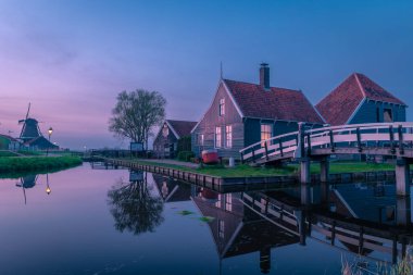 Zaanse Schans Hollanda Gün batımında Hollanda 'da bir yel değirmeni köyü