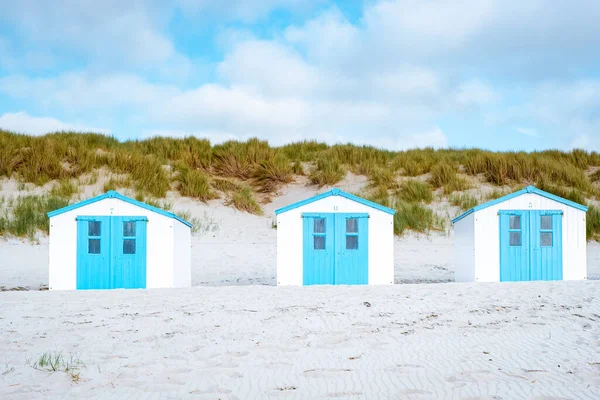 Texel Island Netherlands, blue white beach hut on the beach με φόντο τους αμμόλοφους του Texel Holland, καμπίνα στην παραλία — Φωτογραφία Αρχείου