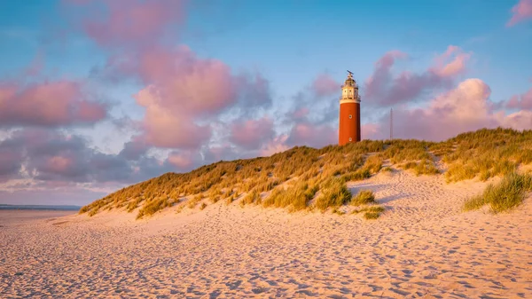 Тесельний маяк під час заходу сонця Голландський острів Тексел — стокове фото