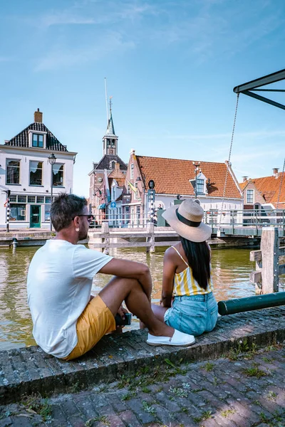 Νεαρό ζευγάρι σε διακοπές στην παλιά πόλη Marken Friesland Ολλανδία κατά τη διάρκεια του καλοκαιριού — Φωτογραφία Αρχείου