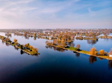 İnsansız hava aracı manzaralı Vinkeveense plassen Hollanda, Vinkeveen hava sonbahar parlayan gölü