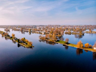 İnsansız hava aracı manzaralı Vinkeveense plassen Hollanda, Vinkeveen hava sonbahar parlayan gölü