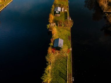 İnsansız hava aracı manzaralı Vinkeveense plassen Hollanda, Vinkeveen hava sonbahar parlayan gölü
