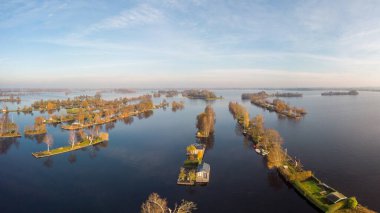 İnsansız hava aracı manzaralı Vinkeveense plassen Hollanda, Vinkeveen hava sonbahar parlayan gölü