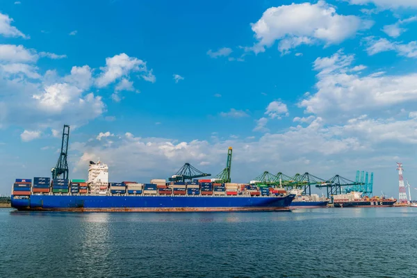 Antwerpen België augustus 2019, haven van Antwerpen met containerschip en olieraffine en tanks — Stockfoto