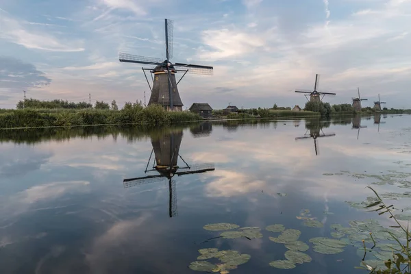 Molino de viento pueblo Kinderdijk Países Bajos, Puesta de sol en el lago por el pueblo molino de viento holandés con molinos de viento de madera Kinderdijk Holanda — Foto de Stock