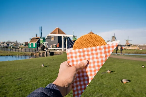 Zaanse Schans 'taki Stroopwafel - tipik Hollanda yemeği - karamelli şurup ile dolu iki dairesel waffle parçası.
