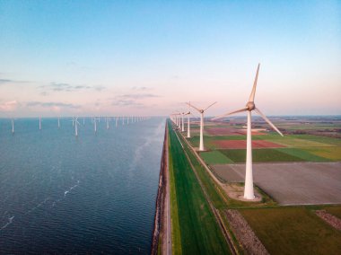 Hava manzaralı rüzgar türbini, rüzgar parkının batı kanadındaki drone manzarası IJsselmeer gölündeki yel değirmeni çiftliği Hollanda 'nın en büyüğü, sürdürülebilir kalkınma, yenilenebilir enerji
