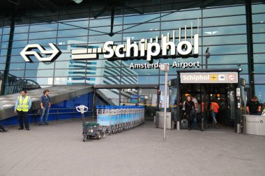 Amsterdam Schiphol Hollanda Ağustos 2018, Hollanda 'da tatil sezonunda yolcularla birlikte havaalanı