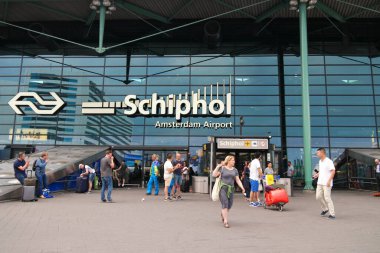 Amsterdam Schiphol Hollanda Ağustos 2018, Hollanda 'da tatil sezonunda yolcularla birlikte havaalanı