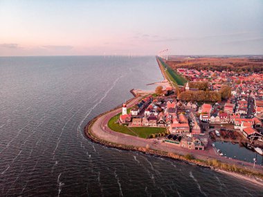 Urk Hollanda, Urk deniz feneri Ijsselmeer Gölü 'nün kıyısında hiç kimsenin olmadığı aydınlık bir yaz gününde