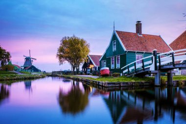 Zaanse Schans Hollanda Gün batımında Hollanda 'da bir yel değirmeni köyü