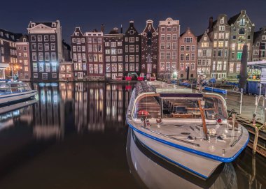 Amsterdam Hollanda 'nın tarihi merkezindeki Amsterdam kanal evi