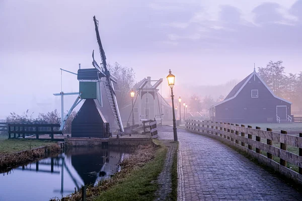 Zaanse Schans Pays-Bas un village de moulin à vent néerlandais pendant le coucher du soleil whit maison en bois holland — Photo