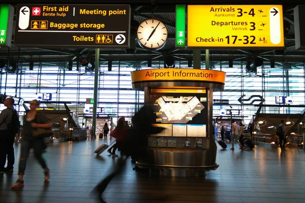 Amsterdam Schiphol Niederlande August 2018, Flughafen mit Passagieren während der Urlaubszeit in den Niederlanden auf dem Flughafen — Stockfoto
