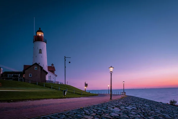 Urk Niederlande, Leuchtturm von Urk an einem hellen Sommertag ohne Menschen am See ijsselmeer — Stockfoto