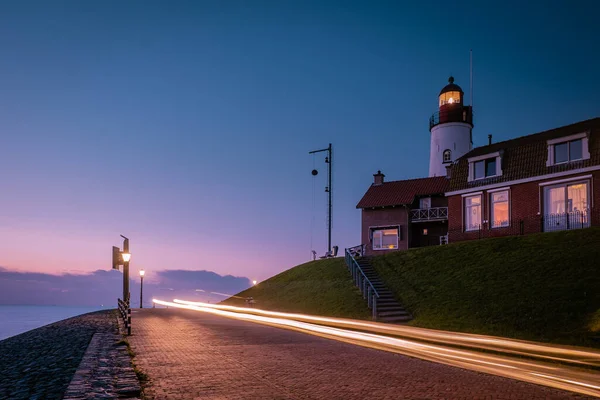 Urk Países Bajos, faro de Urk en un brillante día de verano sin gente junto al lago ijsselmeer —  Fotos de Stock