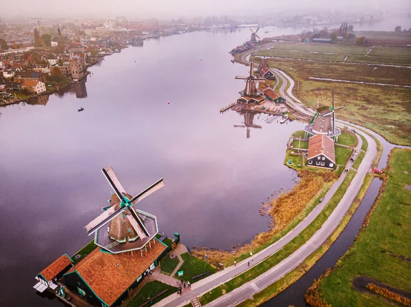 Zaanse Schans Nederland een Nederlands windmolendorp bij zonsondergang — Stockfoto