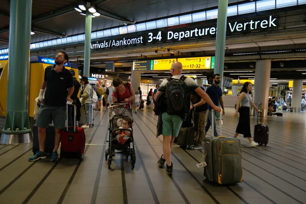 Amsterdam Schiphol Niederlande August 2018, Flughafen mit Passagieren während der Urlaubszeit in den Niederlanden auf dem Flughafen — Stockfoto