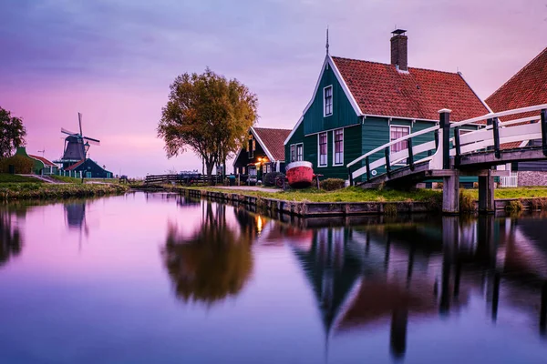 Zaanse Schans Netherlands a Dutch windmill village during sunset whit wooden house holland — Stock Photo, Image