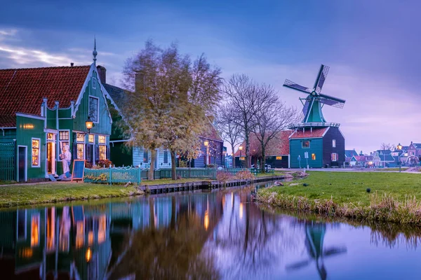 Zaanse Schans Paesi Bassi un villaggio olandese mulino a vento durante il tramonto con casa in legno Olanda — Foto Stock