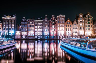 Amsterdam Hollanda 'nın tarihi merkezindeki Amsterdam kanal evi