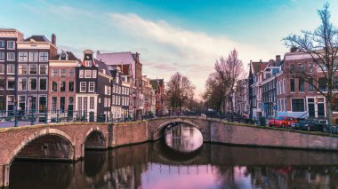 Amsterdam Hollanda 'nın tarihi merkezindeki Amsterdam kanal evi