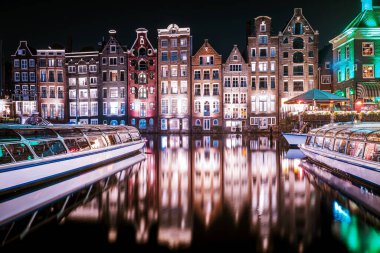 Amsterdam Hollanda 'nın tarihi merkezindeki Amsterdam kanal evi