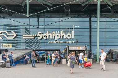 Amsterdam Schiphol Hollanda Ağustos 2018, Hollanda 'da tatil sezonunda yolcularla birlikte havaalanı