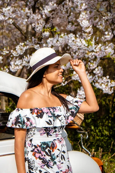 Pradera cubierta inferior en la región del bulbo. Mujer posando en el campo de flores con flores de primavera Holanda — Foto de Stock