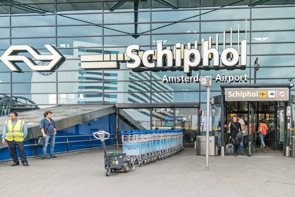 Amsterdam Schiphol Niederlande August 2018, Flughafen mit Passagieren während der Urlaubszeit in den Niederlanden auf dem Flughafen — Stockfoto