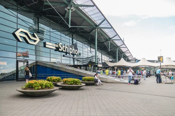Amsterdam Schiphol Niederlande August 2018, Flughafen mit Passagieren während der Urlaubszeit in den Niederlanden auf dem Flughafen — Stockfoto