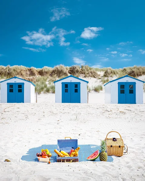 Πικνίκ στην παραλία Texel Ολλανδία, ζευγάρι που κάνουν πικ-νικ στην παραλία της Texel με λευκή άμμο και πολύχρωμο σπίτι — Φωτογραφία Αρχείου