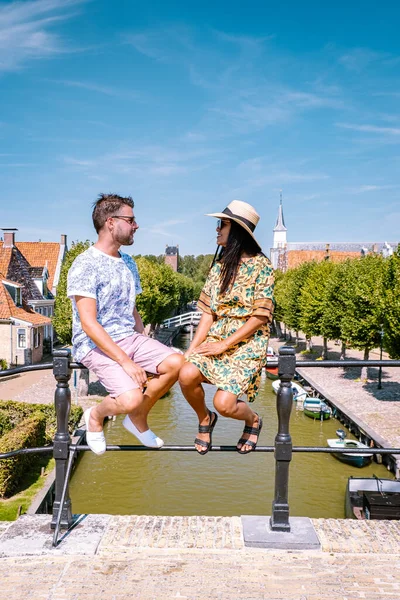 Pareja joven de vacaciones Frisia Países Bajos Sloten, casco antiguo de Sloten Países Bajos con canales y molino de viento —  Fotos de Stock