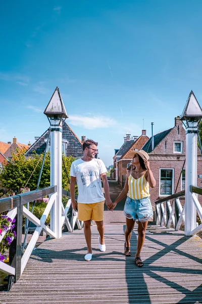 Pareja joven de vacaciones en el casco antiguo de Hindeloopen Frisia Países Bajos durante el verano —  Fotos de Stock