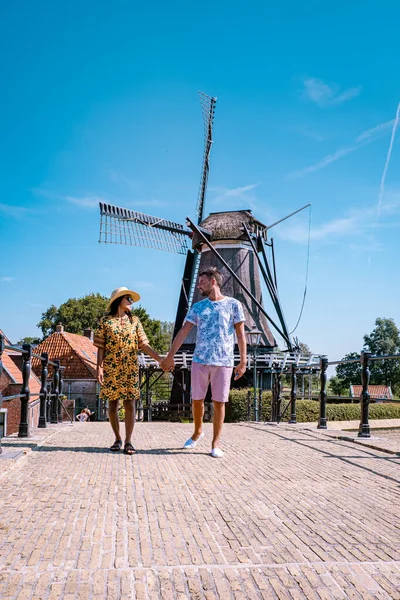 Young couple on vacation Friesland Netherlands Sloten, old town of Sloten Netherlands with canals and windmill — Stock Photo, Image