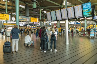 Amsterdam Schiphol Hollanda Ağustos 2018, Hollanda 'da tatil sezonunda yolcularla birlikte havaalanı