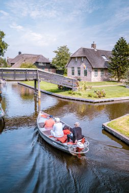 Giethoorn Hollanda Mayıs 2018, Kanalları ve kırsal sazlı çatı evleri ile ünlü köy manzaralı sıcak bir bahar günü