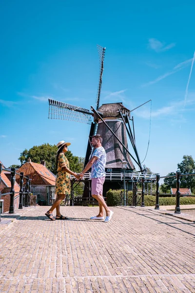 Young couple on vacation Friesland Netherlands Sloten, old town of Sloten Netherlands with canals and windmill — Stock Photo, Image