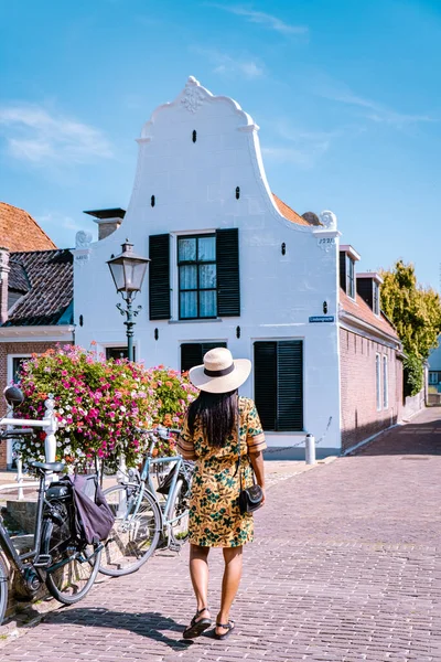 Young couple on vacation Friesland Netherlands Sloten, old town of Sloten Netherlands with canals and windmill — Stock Photo, Image