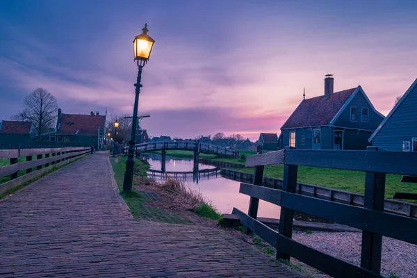 Zaanse Schans Pays-Bas un village de moulin à vent néerlandais pendant le coucher du soleil whit maison en bois holland — Photo