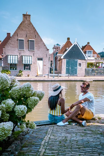 Pareja joven de vacaciones en el casco antiguo de Hindeloopen Frisia Países Bajos durante el verano —  Fotos de Stock