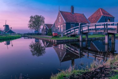Zaanse Schans Hollanda Gün batımında Hollanda 'da bir yel değirmeni köyü