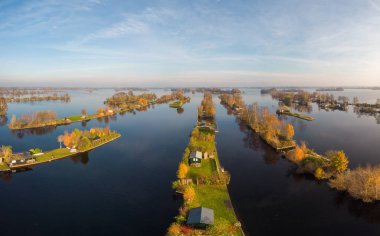 İnsansız hava aracı manzaralı Vinkeveense plassen Hollanda, Vinkeveen hava sonbahar parlayan gölü