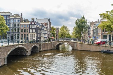 Amsterdam Hollanda 'nın tarihi merkezindeki Amsterdam kanal evi